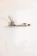 Wandregal LENN aus Metall mit minimalistischen Design, dekoriert mit Vasen und Schalen.