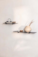 Wandregal LENN in modernem Design mit minimalistischen Formen und dekorativen Elementen.