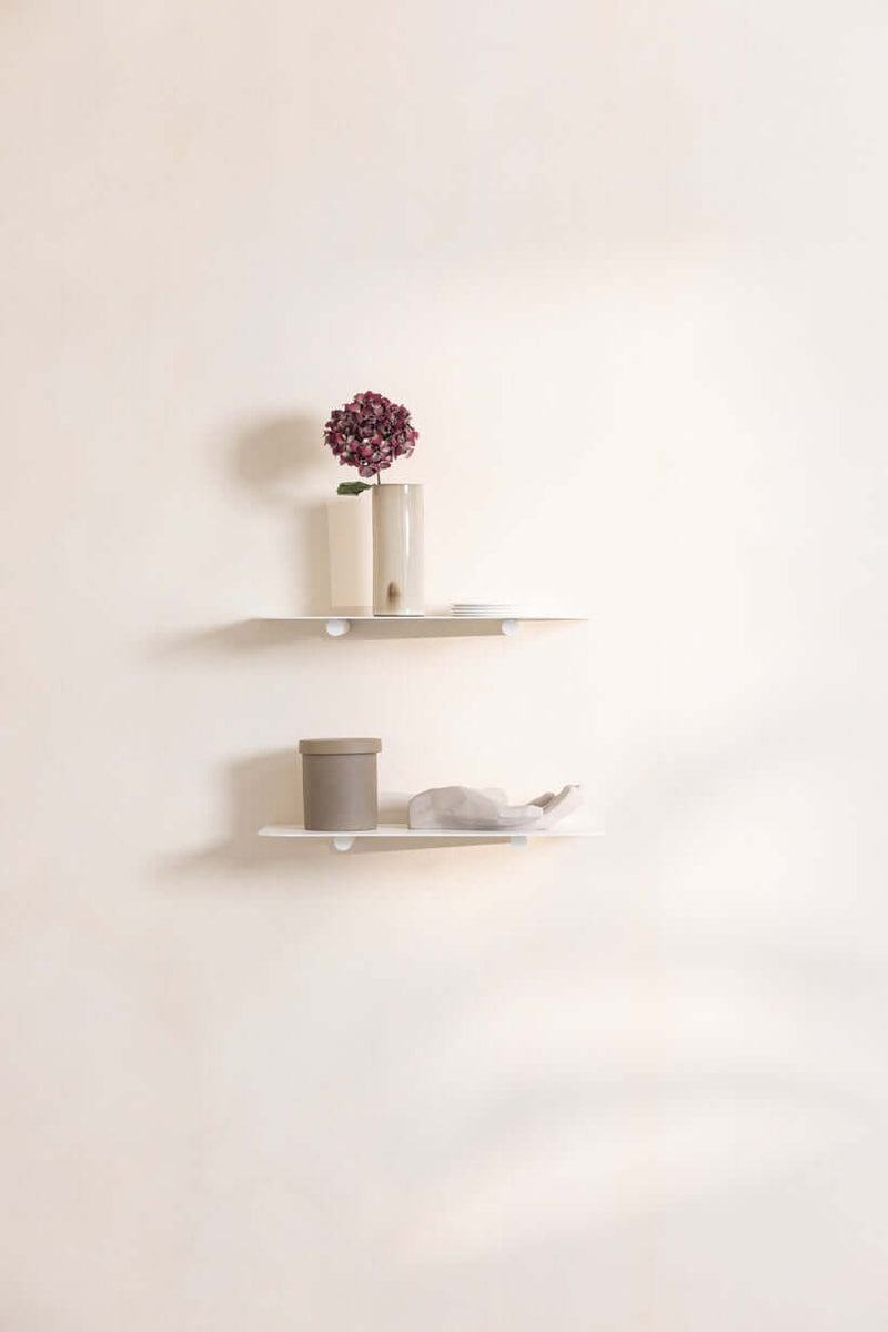 Wandregal LENN mit modernen Ablagen, Dekoration aus Vasen und einem Behälter, minimalistisch und funktional.
