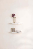 Wandregal LENN mit minimalistischen Regalen und dekorativen Accessoires an einer Wand.