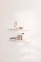 Wandregal LENN mit minimalistischem Design, dekoriert mit modernen Haushaltsgegenständen.