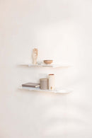 Wandregal LENN mit minimalistischem Design, dekoriert mit modernen Haushaltsgegenständen.