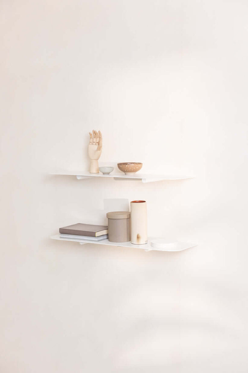 Wandregal LENN mit minimalistischem Design, dekoriert mit modernen Haushaltsgegenständen.