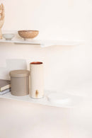 Wandregal LENN mit modernen Deko-Objekten in minimalistischen Formen auf einem weißen Hintergrund.