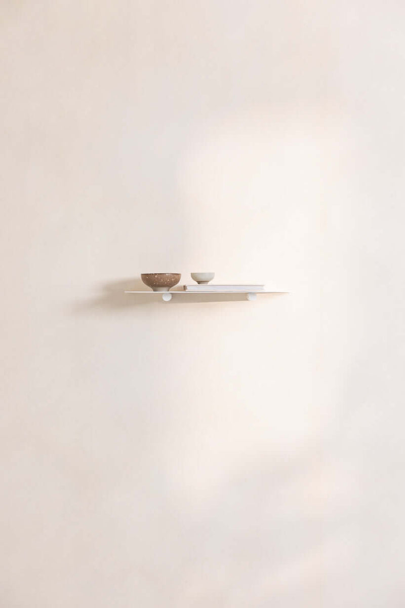 Wandregal LENN mit minimalistischen Design und zwei dekorativen Schalen auf einer hellen Wand.