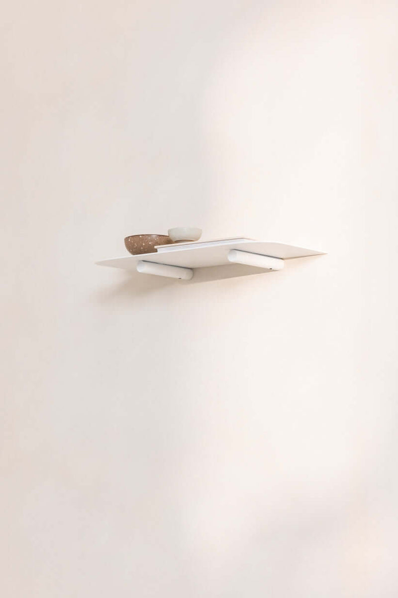 Wandregal LENN aus Metall mit minimalistischer Gestaltung und Pulverbeschichtung, ideal für moderne Wohnräume.