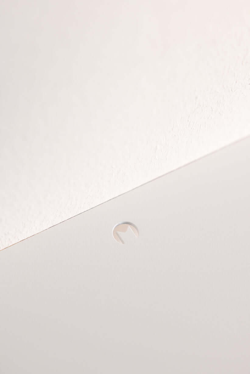 Detailaufnahme des Wandregal LENN mit einer versteckten Halterung für einfache Montage.