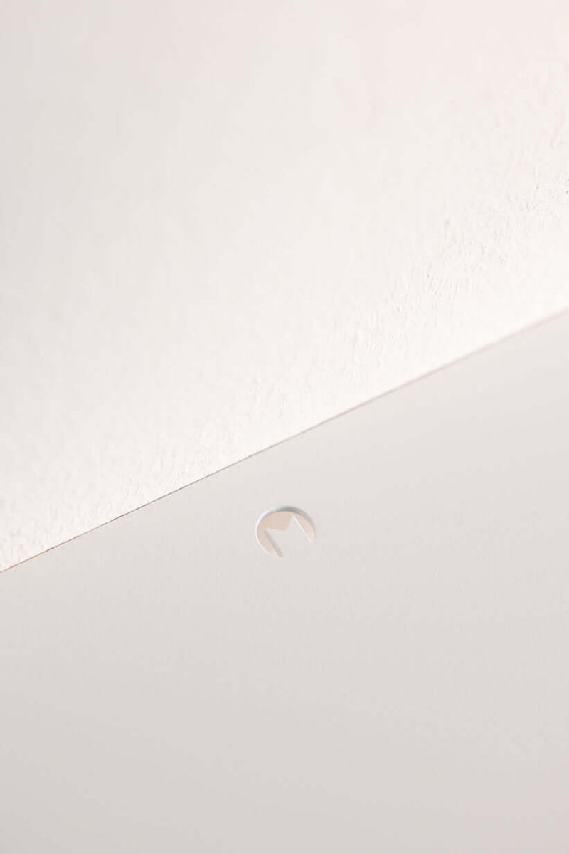 Detailaufnahme des Wandregal LENN mit einer versteckten Halterung für einfache Montage.