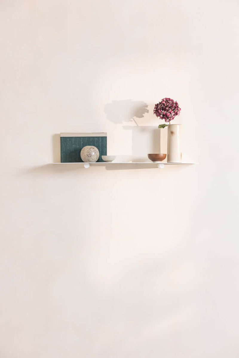 Wandregal LENN mit dekorativen Objekten, minimalistischem Design und hochwertigen Materialien.
