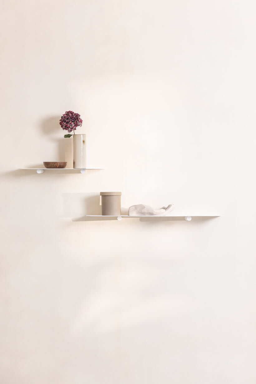 Modernes Wandregal LENN mit minimalistischen Regalböden und dekorativen Accessoires an der Wand.