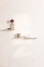 Modernes Wandregal LENN mit minimalistischen Regalböden und dekorativen Accessoires an der Wand.