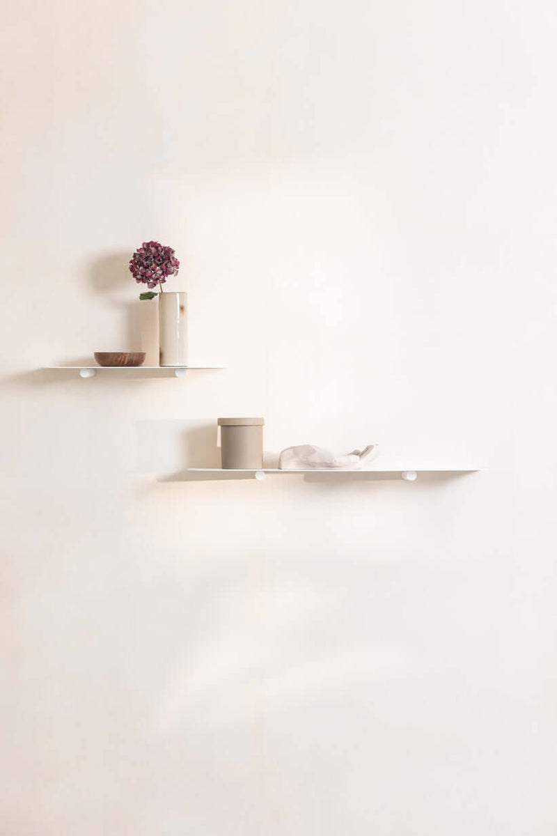 Modernes Wandregal LENN mit minimalistischen Regalböden und dekorativen Accessoires an der Wand.