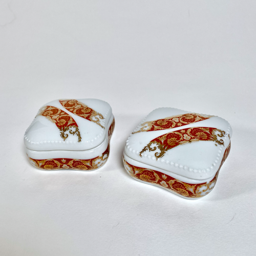 Ensemble De Deux Boîtes En Porcelaine De Limoges Peintes À La Main Avec Détails En Or 22 Carats, 1960S - Pièce Vintage