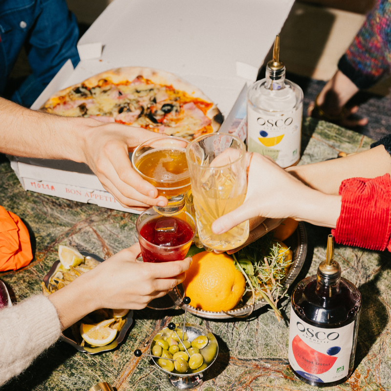 Testez le cocktail sans alcool OSCO Tonic, une alliance rafraîchissante et élégante entre OSCO L'Original et le Fever-Tree Premium Indian Tonic Water. 
Des notes subtilement herbacées du Sud avec une longueur en bouche inimitable, parfaites pour profiter de tous les plaisirs d'un apéritif, sans une goutte d’alcool. 