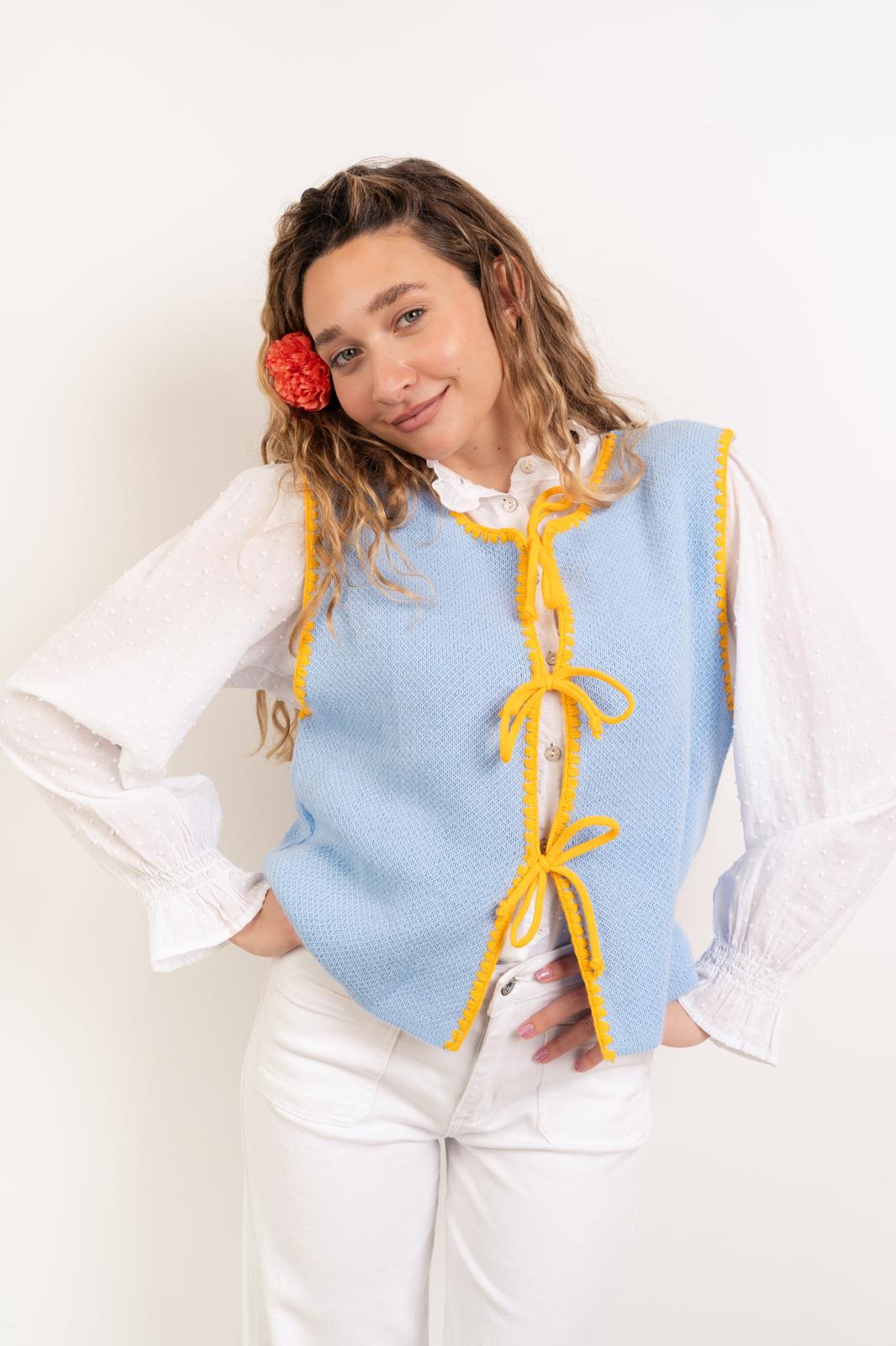 Chaleco de punto celeste y amarillo