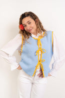 Chaleco de punto celeste y amarillo