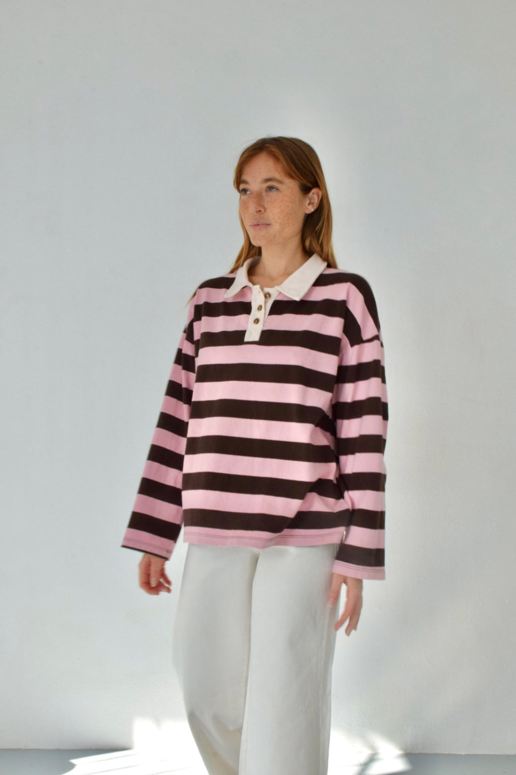 Filipa Polo Marrón y Rosa