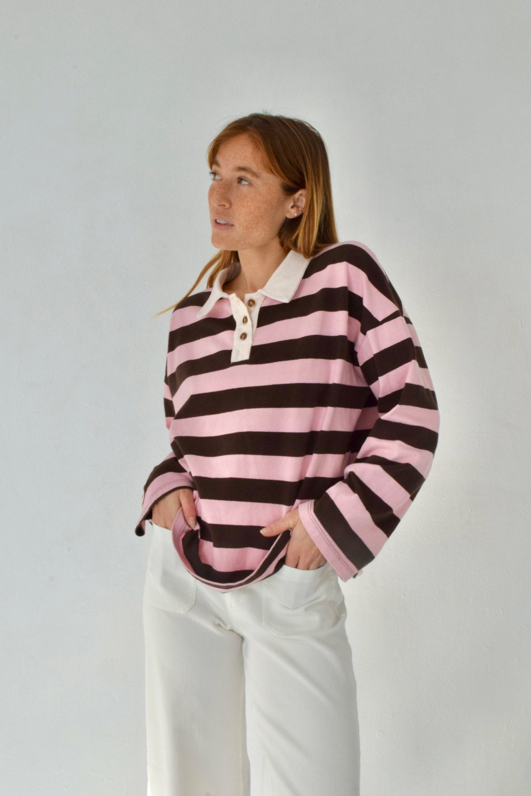 Filipa Polo Marrón y Rosa