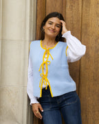 Chaleco de punto celeste y amarillo