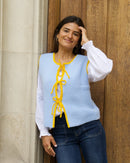 Chaleco de punto celeste y amarillo