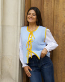 Chaleco de punto celeste y amarillo