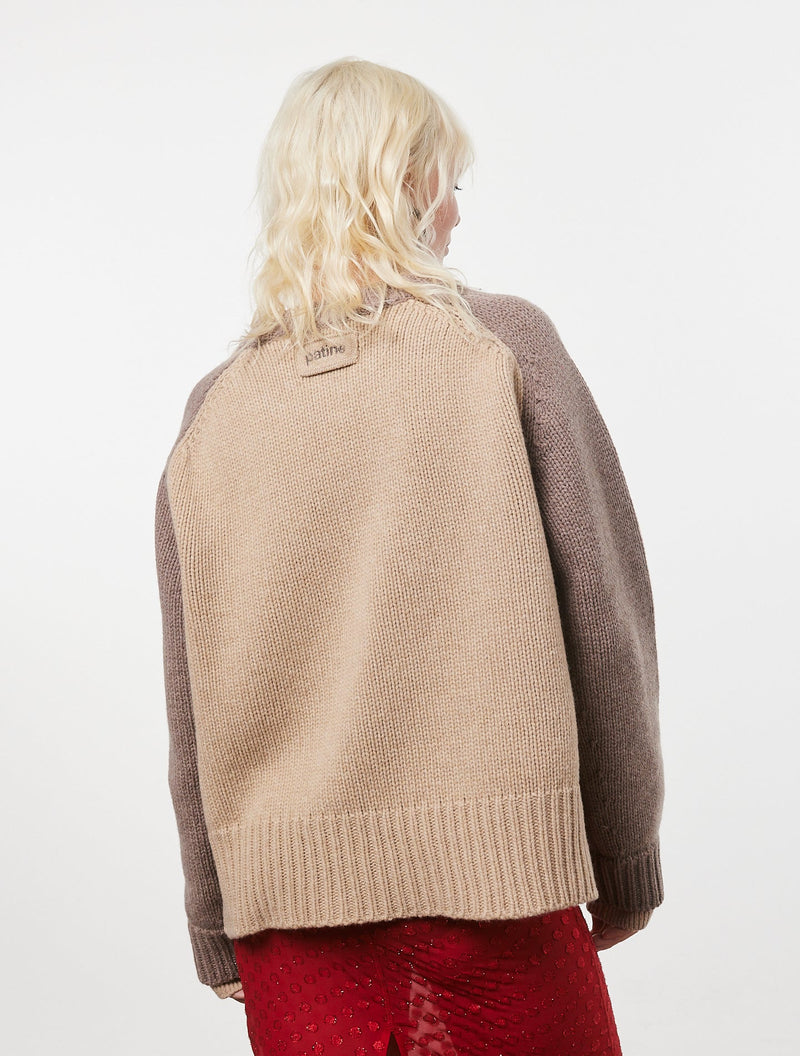 Nikki mesure 1,72m et porte la taille M/L