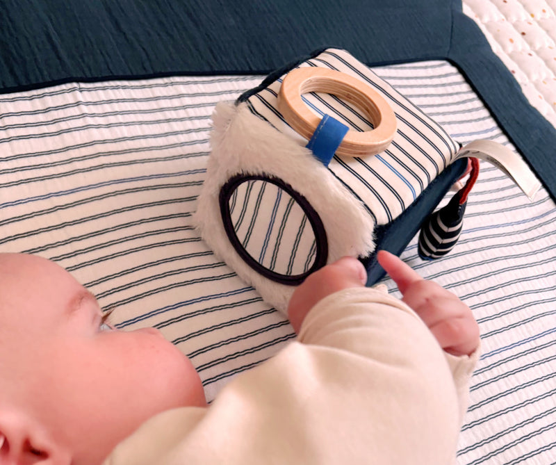 Cube D'Activites En Velours Bleu