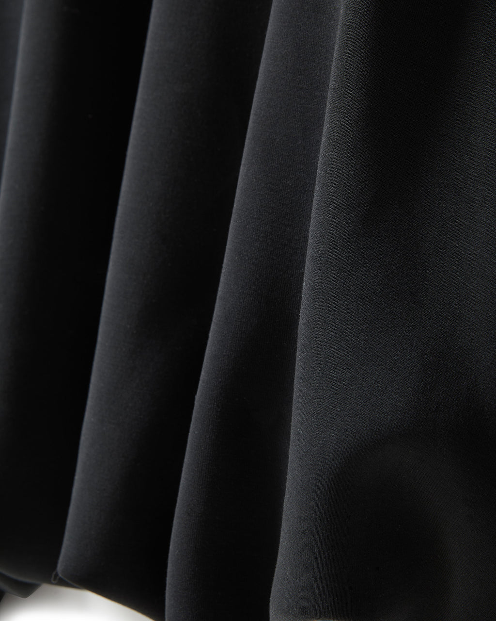 Rundhalsad tröja med puffad fåll - Black Night