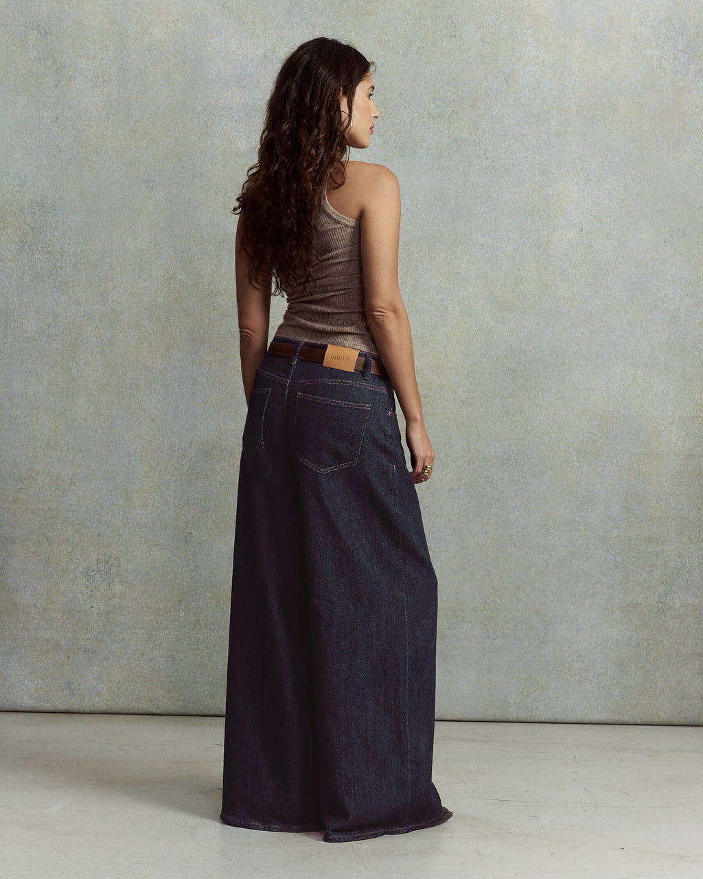 Jean femme en denim bleu foncé 100 % coton, coupe large et fluide avec taille haute pour un style décontracté et confortable.