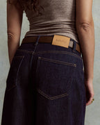 Jean en denim bleu foncé 3D avec coupe ample et fluide, matière épaisse et de qualité, adapté à toutes les morphologies féminines.