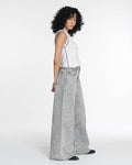 Jean large en denim léger gris clair avec coupe évasée et taille haute, conçu pour un confort optimal et une silhouette féminine fluide.