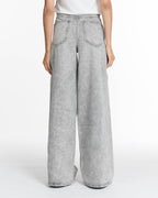 Jean femme en denim léger gris clair, coupe large et droite, tissu en coton confortable adapté à toutes les morphologies pour un style décontracté et moderne.