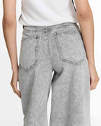Jean en denim coton léger de couleur gris clair avec une coupe droite et une forme adaptée à toutes les morphologies féminines, offrant confort et style décontracté.