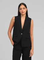 An'ge – Veste Sans Manches Zakarita Noir, mannequin portant un gilet de costume noir, vue de face