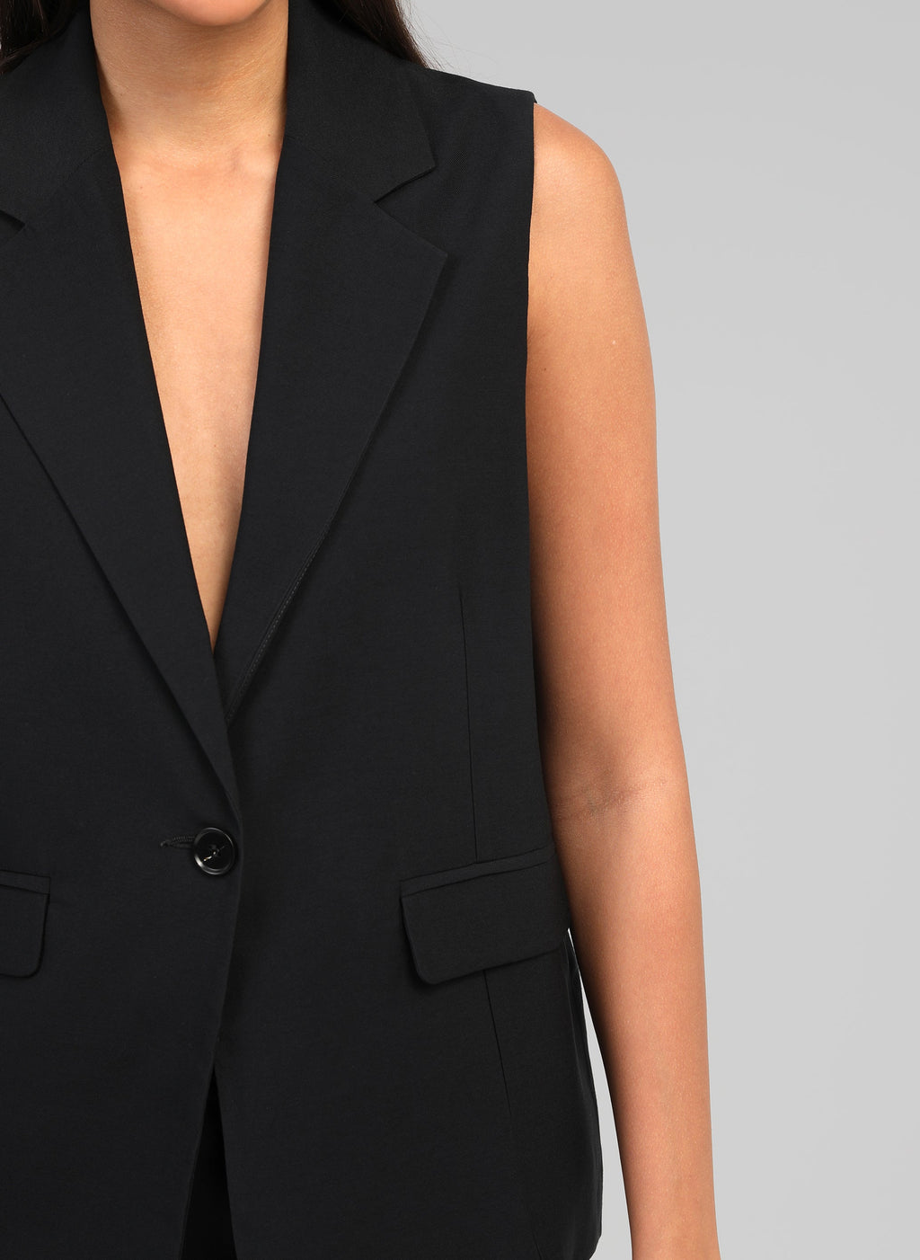 An'ge – Veste Sans Manches Zakarita Noir, gros plan sur le buste d'une femme portant un gilet noir