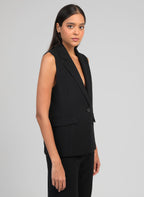 An'ge – Veste Sans Manches Zakarita Noir, mannequin portant un gilet de costume noir, vue de profil