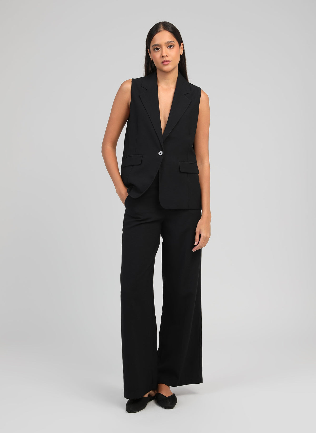 An'ge – Veste Sans Manches Zakarita Noir, mannequin portant un ensemble noir, gilet et pantalon larges, de face