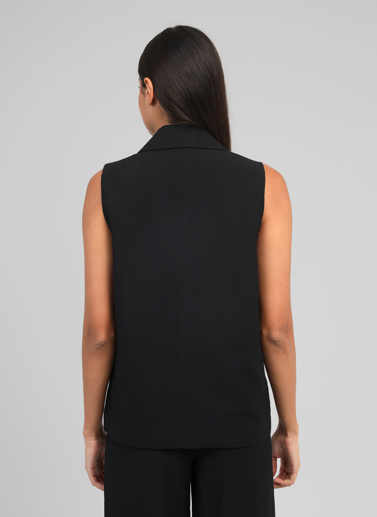 An'ge – Veste Sans Manches Zakarita Noir, mannequin de dos portant un haut noir sans manches avec col