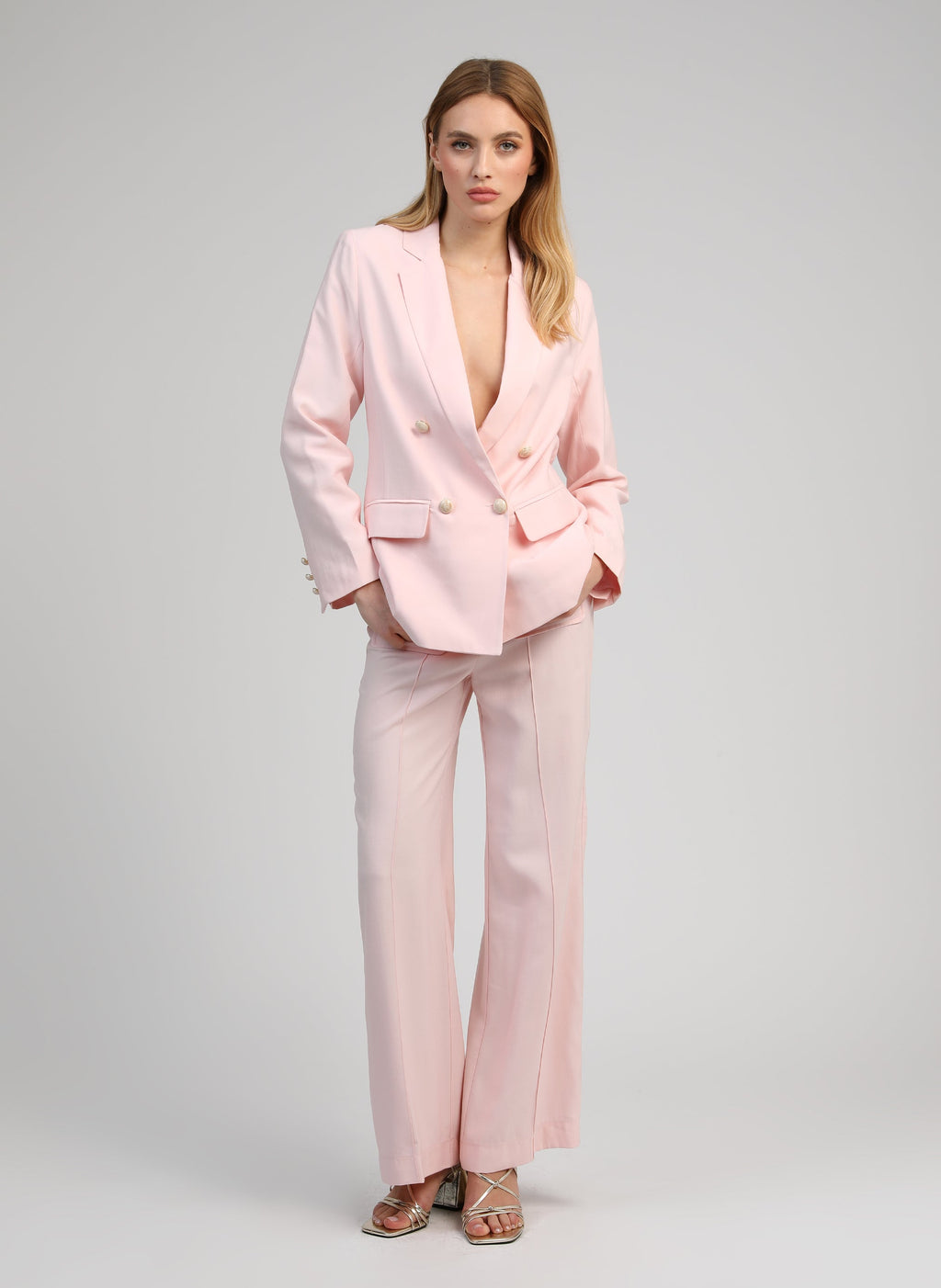 An'ge – Pantalon Philizia Rose, mannequin femme portant un ensemble tailleur pantalon rose pâle, vue de face