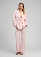 An'ge – Pantalon Philizia Rose, mannequin femme portant un ensemble tailleur pantalon rose pâle, vue de face