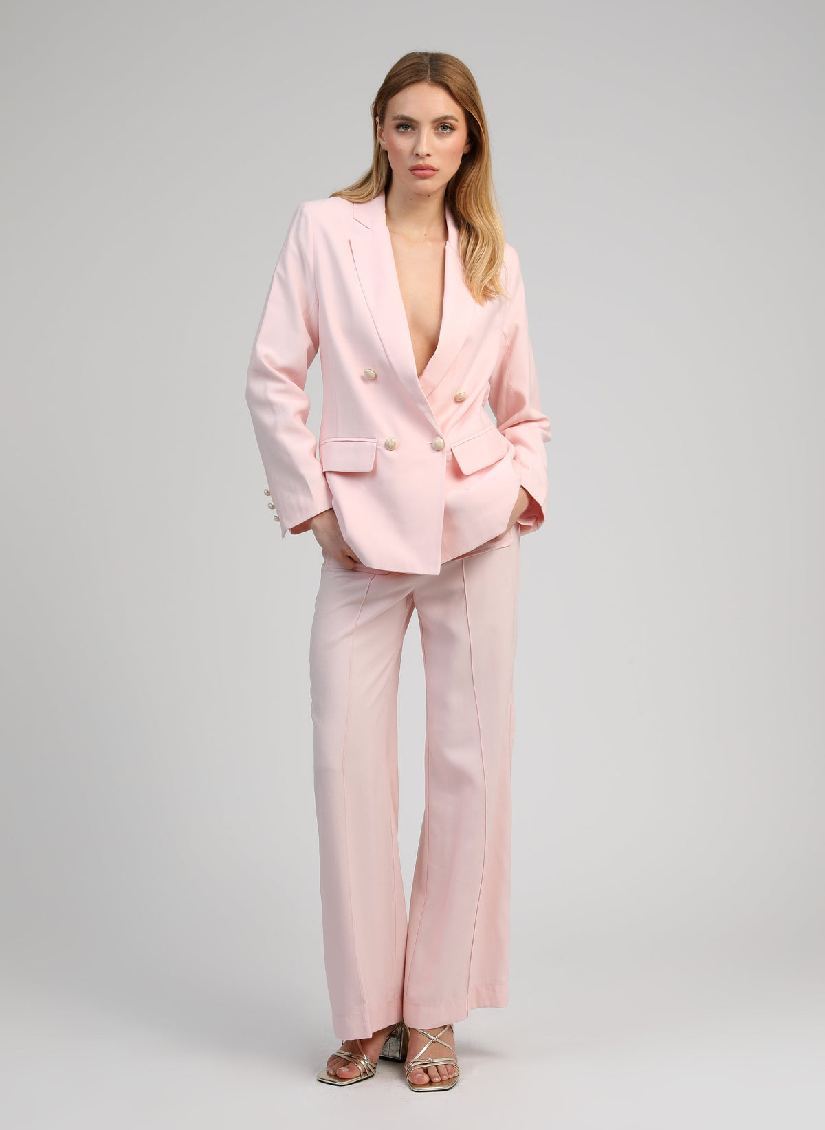 An'ge – Pantalon Philizia Rose, mannequin femme portant un ensemble tailleur pantalon rose pâle, vue de face