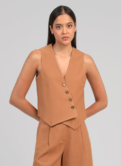 An'ge – Gilet Zakina Daim, mannequin portant un gilet marron sans manches, vue de face