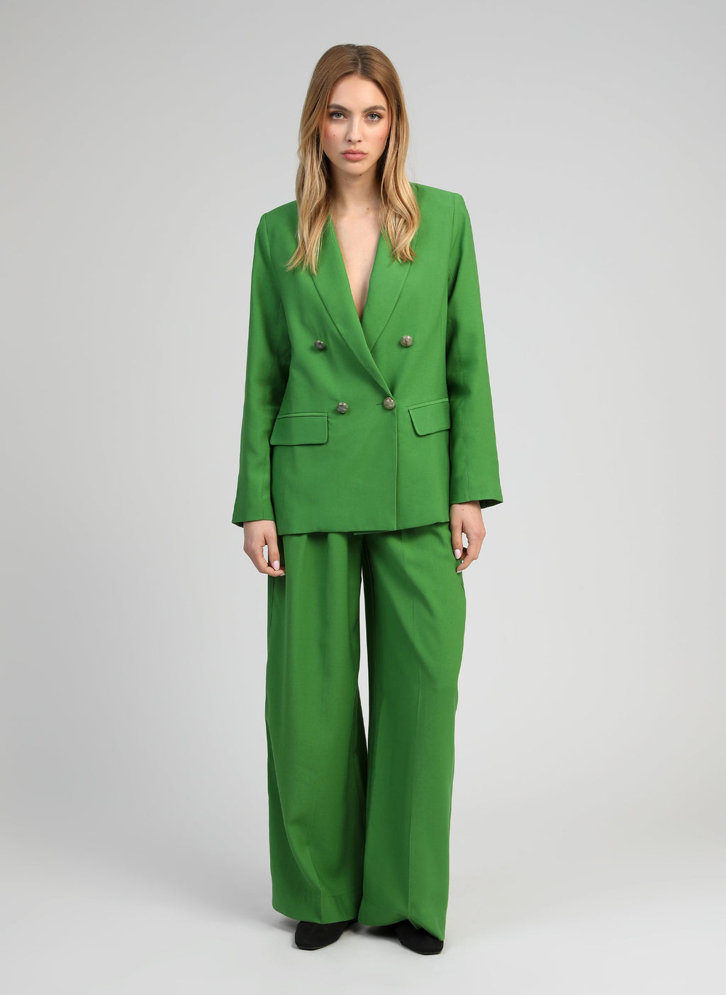 An'ge – Pantalon Pepy Pomme, mannequin portant un ensemble blazer et pantalon vert vif, vue de face