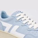 Primer plano de las zapatillas ZETA B3 Azul, dejando ver la textura y el material.