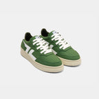 Frontansicht der grünen Sneaker ZETA B3 mit Fokus auf Schnürung und minimalistischen Schnitt.