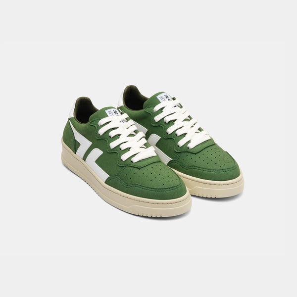 Front view of the ZÈTA B3 green trainers, highlighting the lacing and streamlined fit.