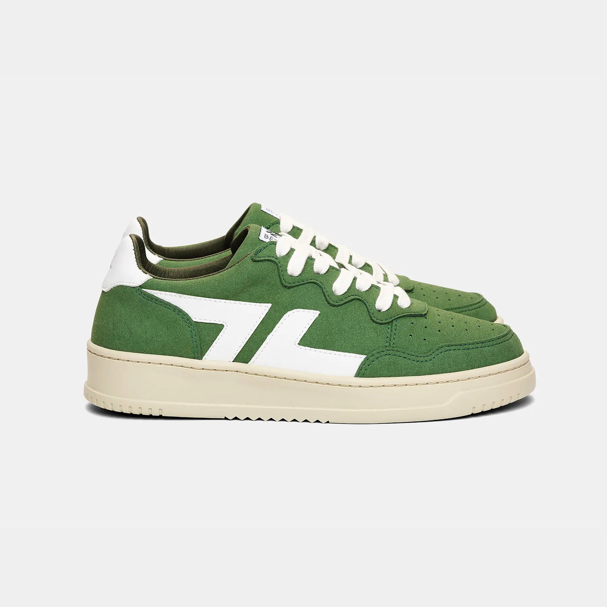 Seitenansicht der grünen Sneaker ZETA B3, die ihr minimalistisches Design und ihre moderne Silhouette zeigt.