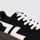 Primer plano de las zapatillas ZETA B3 Black, detallando los materiales y acabados.
