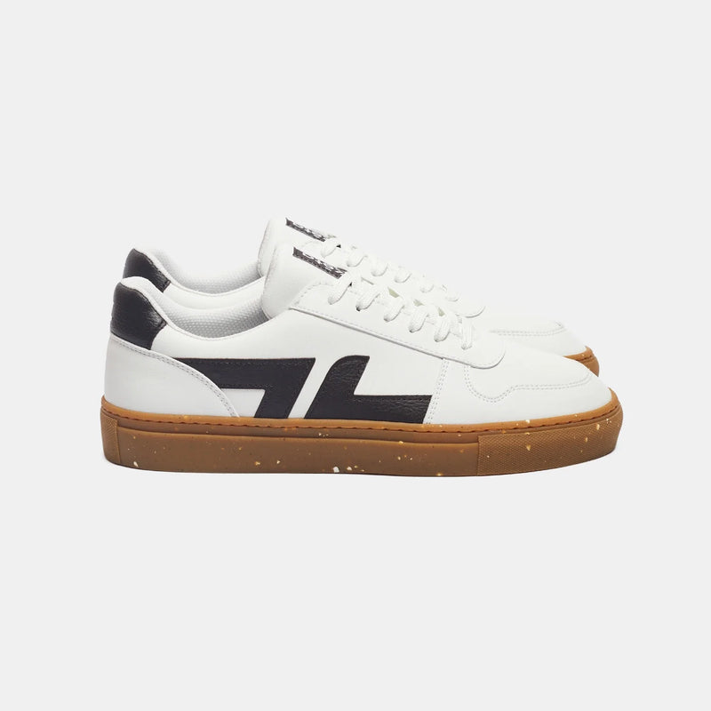 La zapatilla Nespresso x Zèta en color café, vista lateral