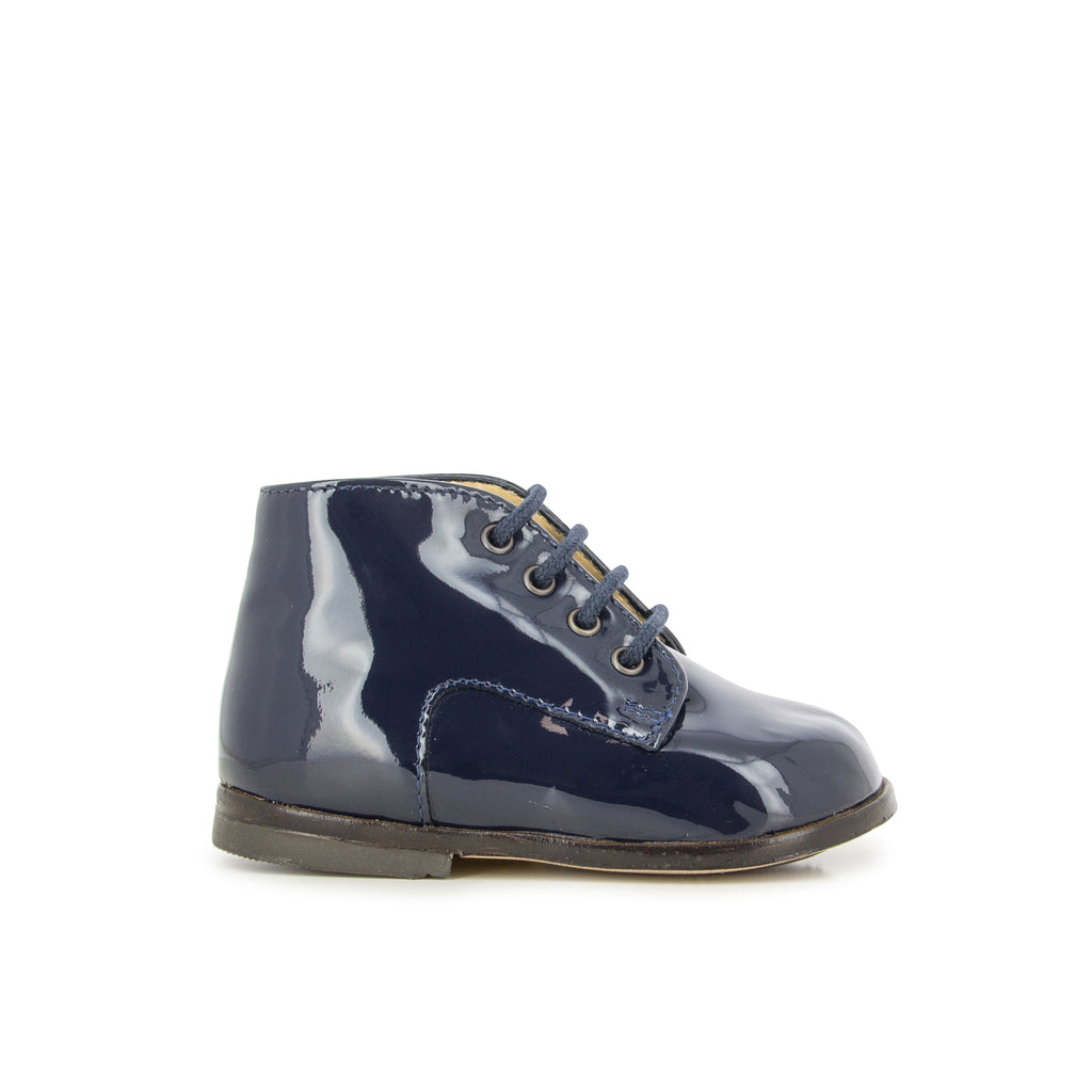 Pom d'Api – Clotaire - Zeus Derby - Marine, chaussure bébé montante en cuir verni bleu marine, vue de profil
